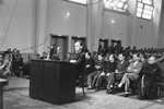 Nadbiskup Alojzije Stepinac mirno sluša saslušavanje svjedoka.